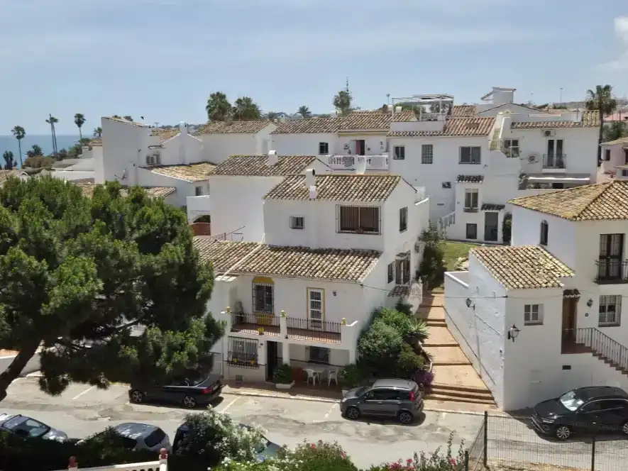 Außenansicht von Wohnungen zum Verkauf in Mijas mit Klimaanlage, Schwimmbad und Balkon
