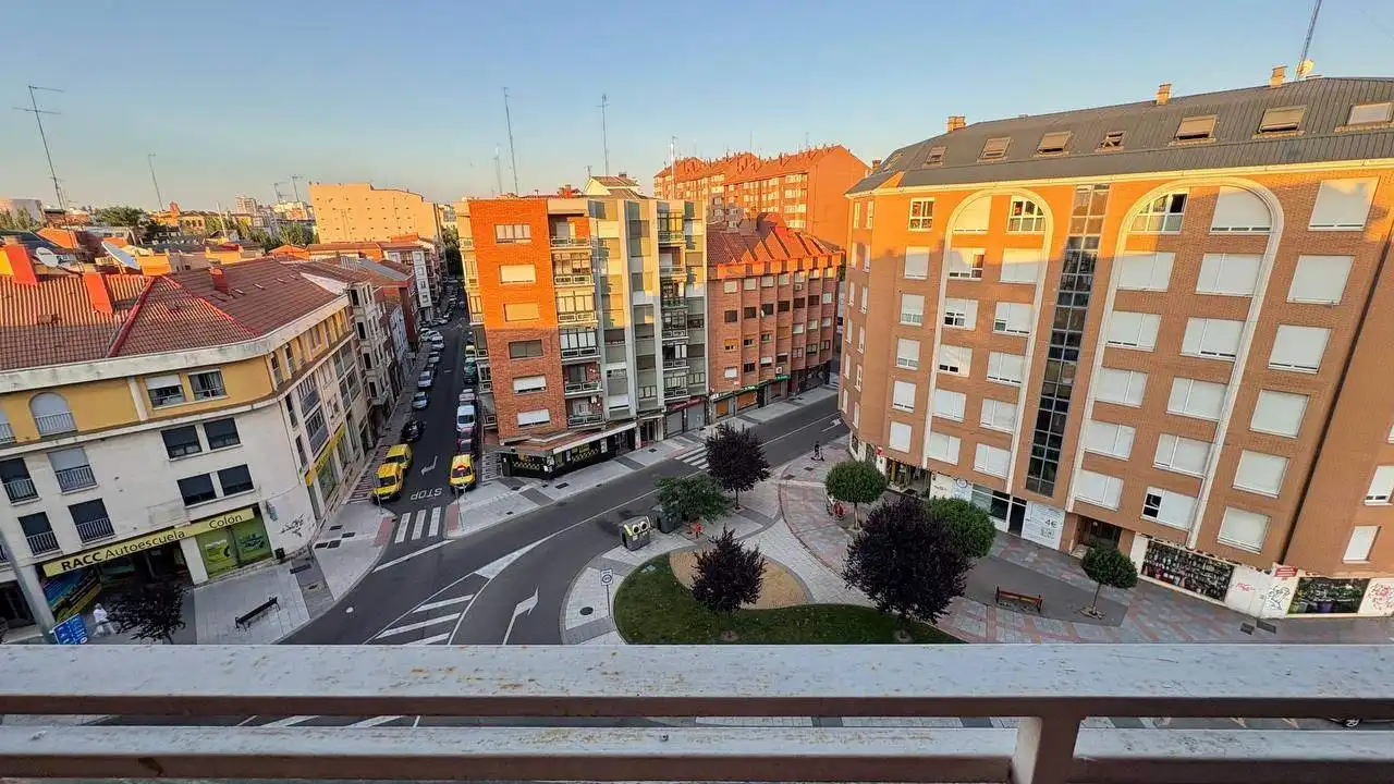 Vista exterior de Piso en venta en León Capital  con Terraza
