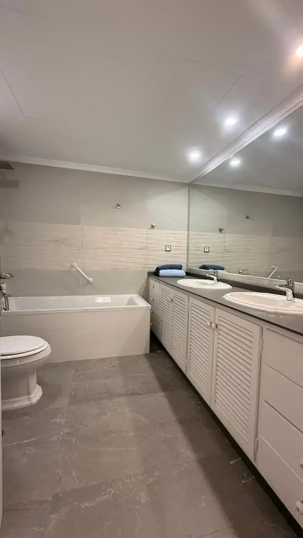 Bany de Apartament en venda en Fuengirola amb Aire condicionat, Terrassa i Traster
