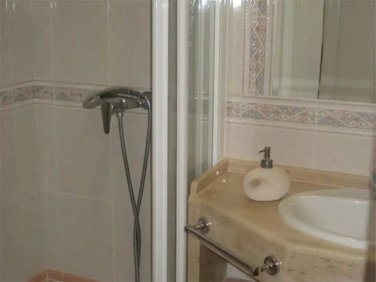 Badezimmer von Wohnungen zur Miete in Rota mit Privatgarten, Möbliert und Balkon