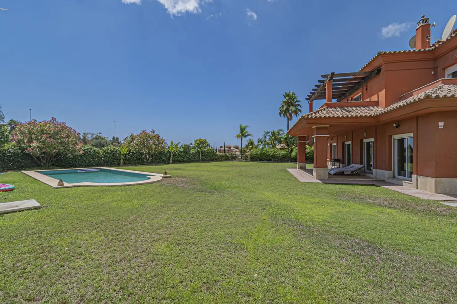 Chalet con piscina en venta en Calle Huerta Chica S/N, imagen 2