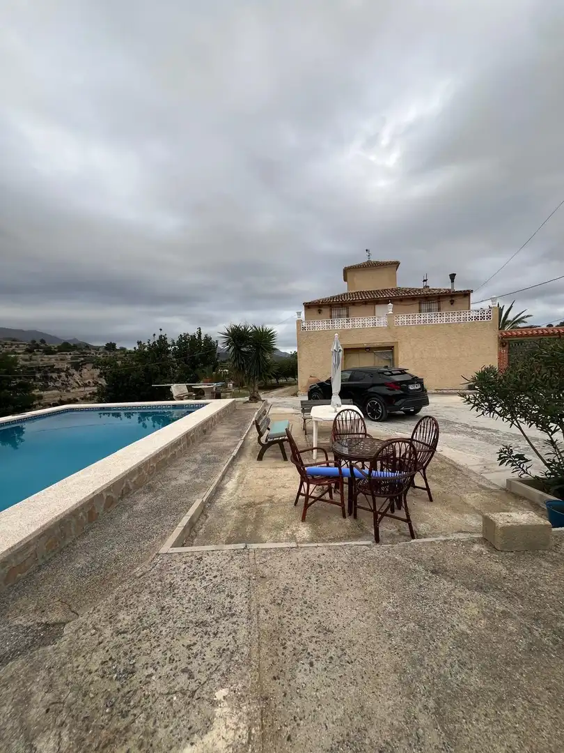 Chalet con piscina en venta en Relleu