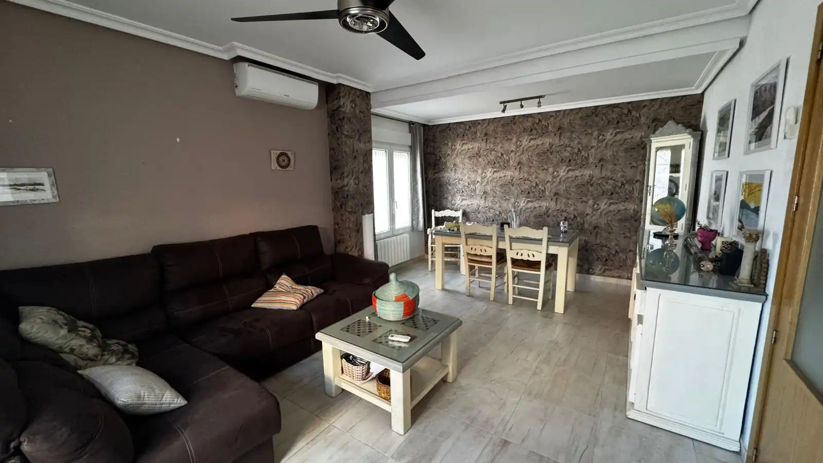 Sala d'estar de Casa adosada en venda en Oeste
