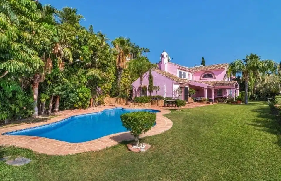 Casa amb piscina en venda a Benahavís pueblo
