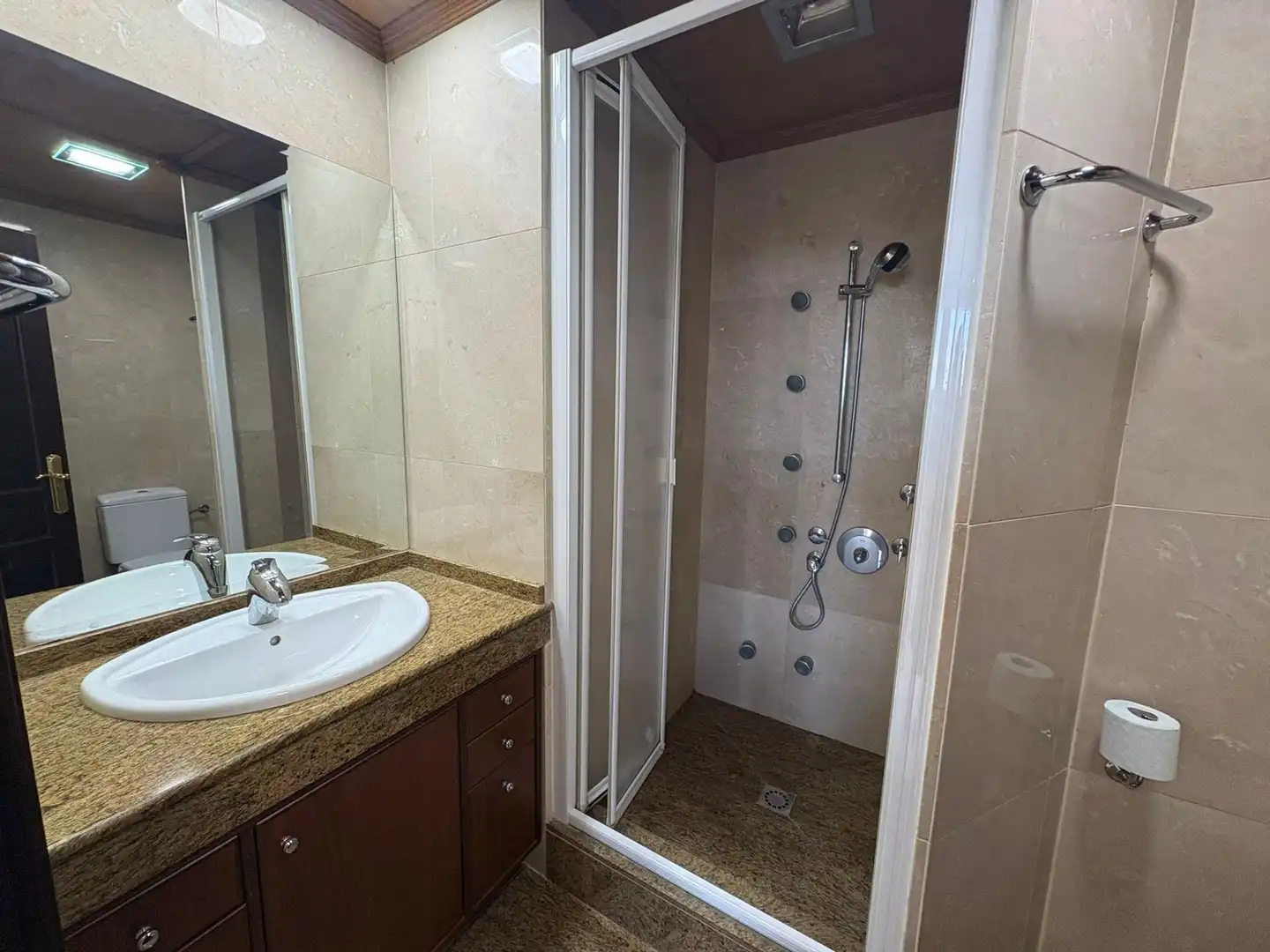 Baño de Ático de alquiler en Torremolinos con Aire acondicionado, Calefacción y Jardín privado
