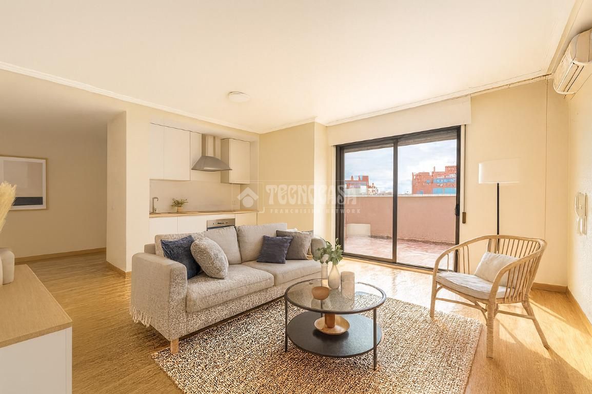 Living room of Study for sale in  Madrid Capital  with Swimming Pool and Community pool