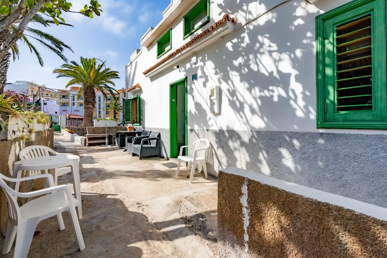 Vista exterior de Casa adosada en venta en Guía de Isora con Jardín privado y Terraza