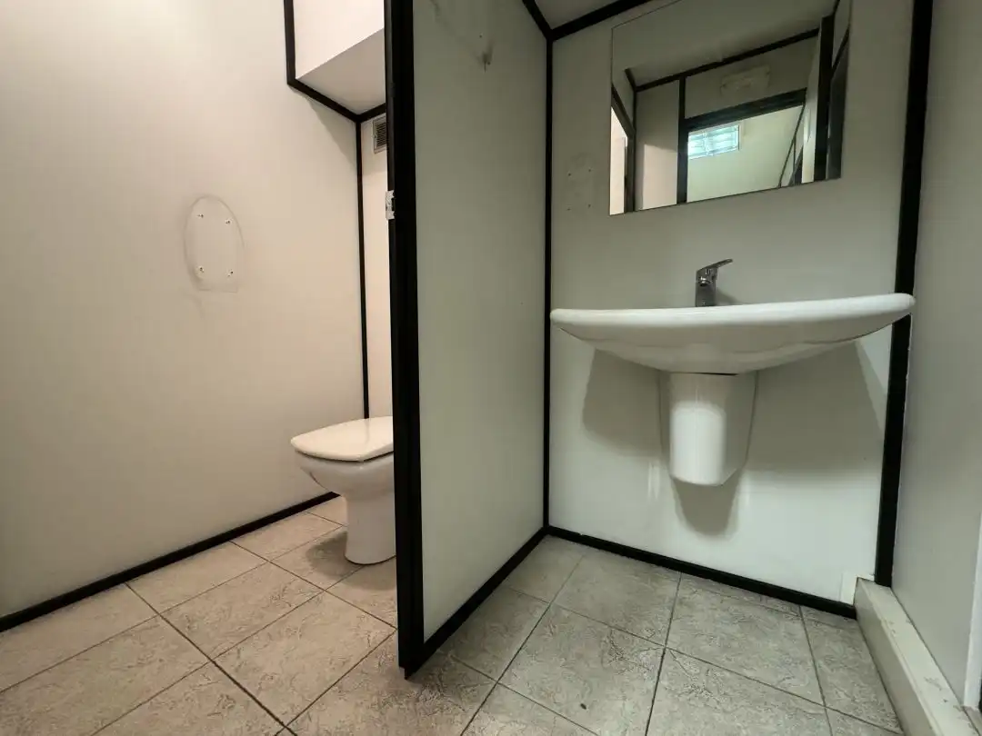 Badezimmer von Fabrikhallen zur Miete in Legazpi