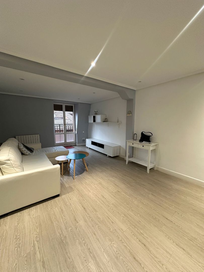 Sala d'estar de Pis en venda en Bilbao  amb Calefacció, Terrassa i Moblat