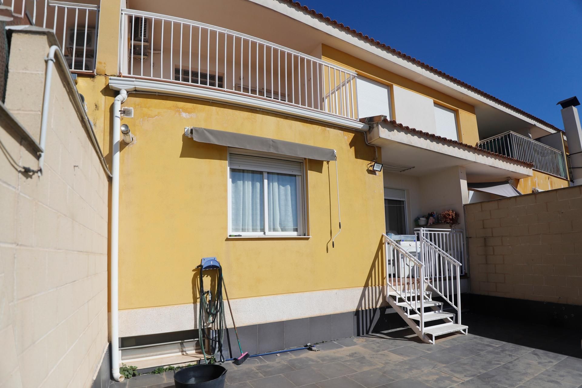 Vista exterior de Casa adosada en venda en Campo de Criptana amb Aire condicionat, Calefacció i Terrassa