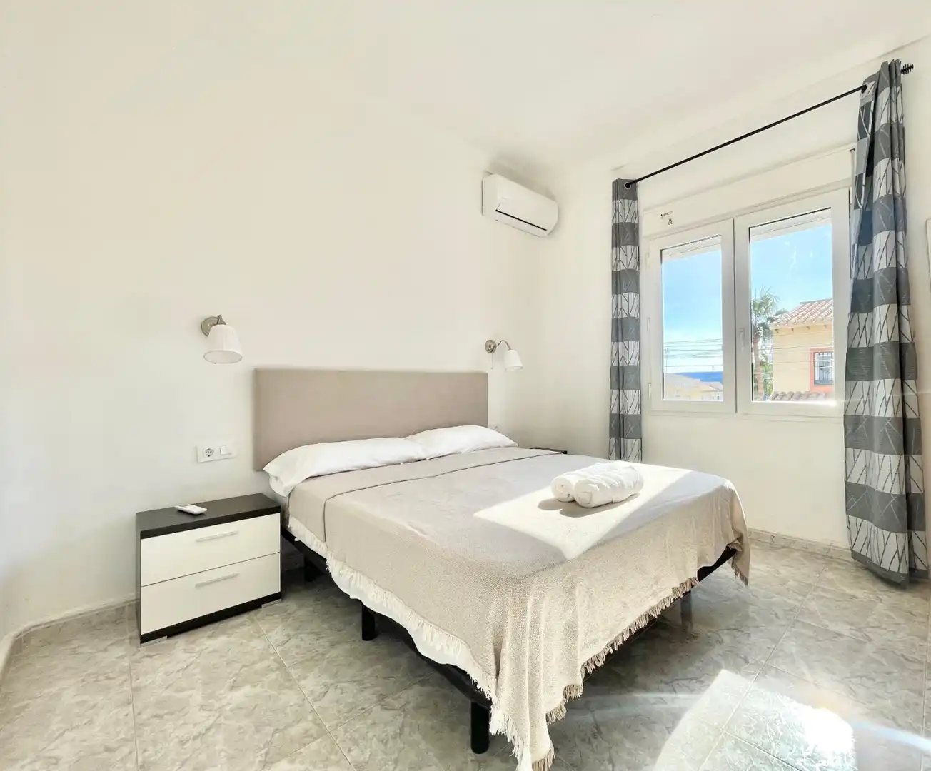 Habitación de Apartamento de alquiler en Torrevieja con Aire acondicionado, Calefacción y Terraza