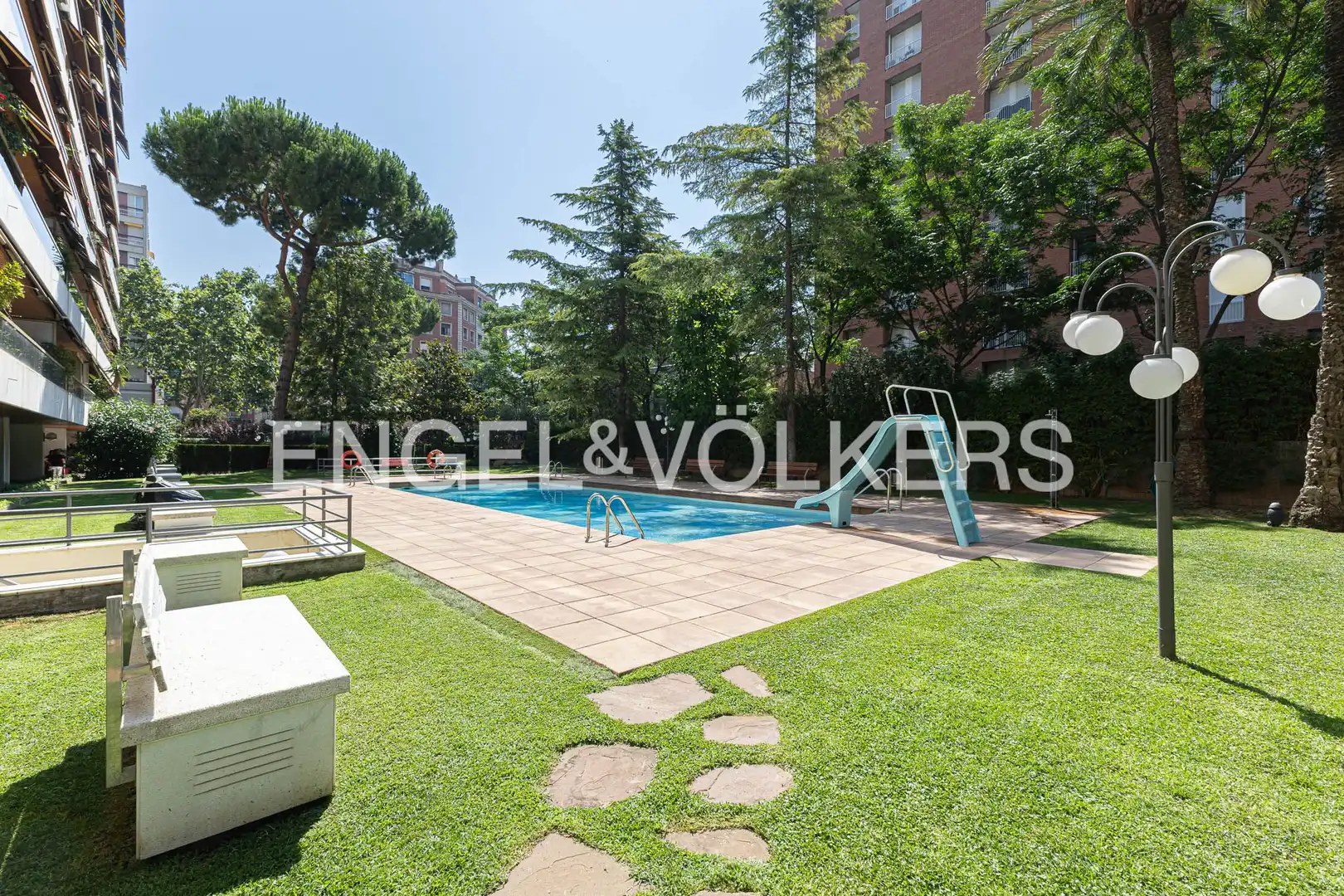 Piscina de Pis en venda en Barcelona amb Aire condicionat, Calefacció i Jardí privat