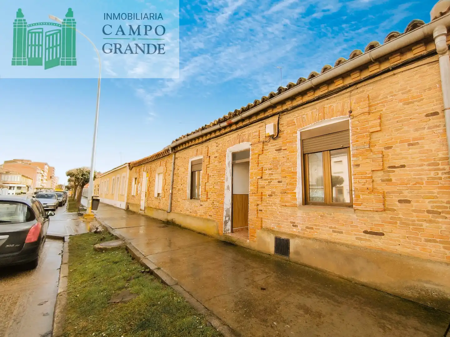 Vista exterior de Casa o xalet en venda en Venta de Baños amb Jardí privat, Terrassa i Traster