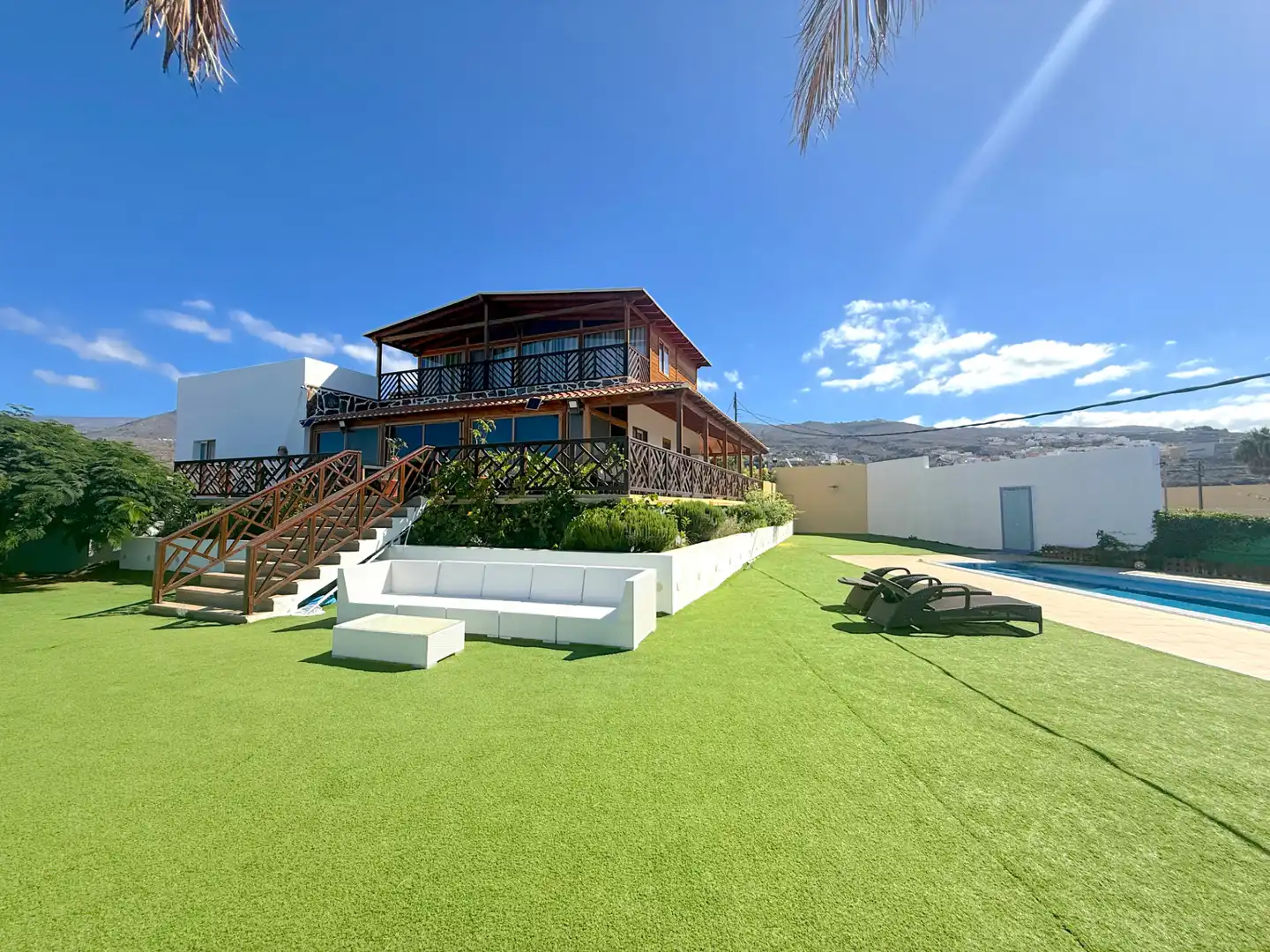 Vista exterior de Casa o xalet en venda en Adeje amb Aire condicionat, Jardí privat i Terrassa