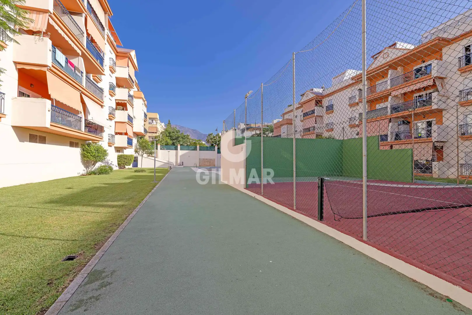Vista exterior de Àtic en venda en Estepona amb Calefacció, Piscina i Balcó