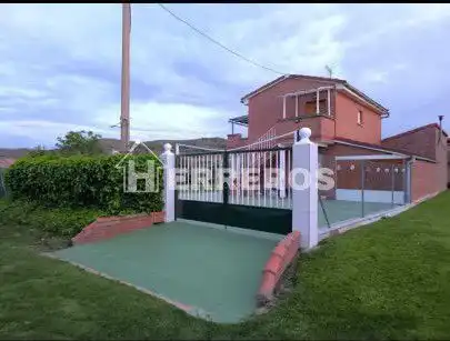 Chalet con jardín en venta en revilla