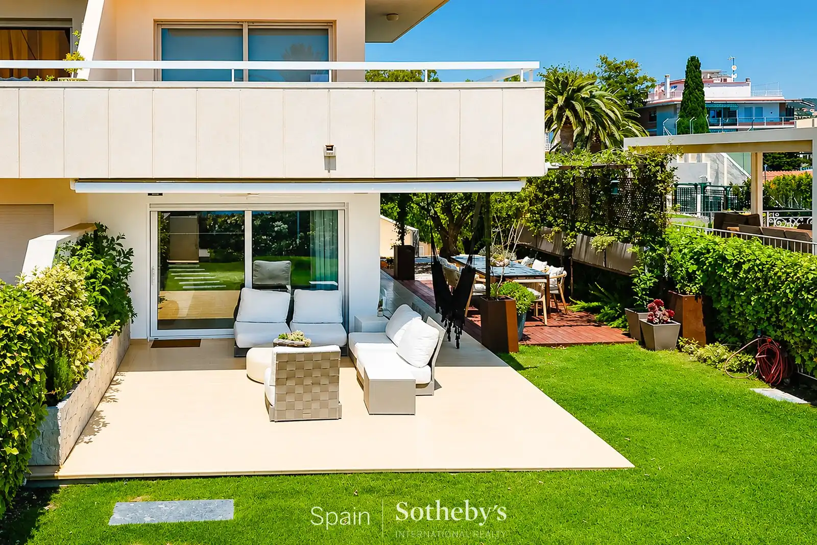 Terrasse von Wohnungen zum Verkauf in Sitges mit Klimaanlage, Heizung und Privatgarten