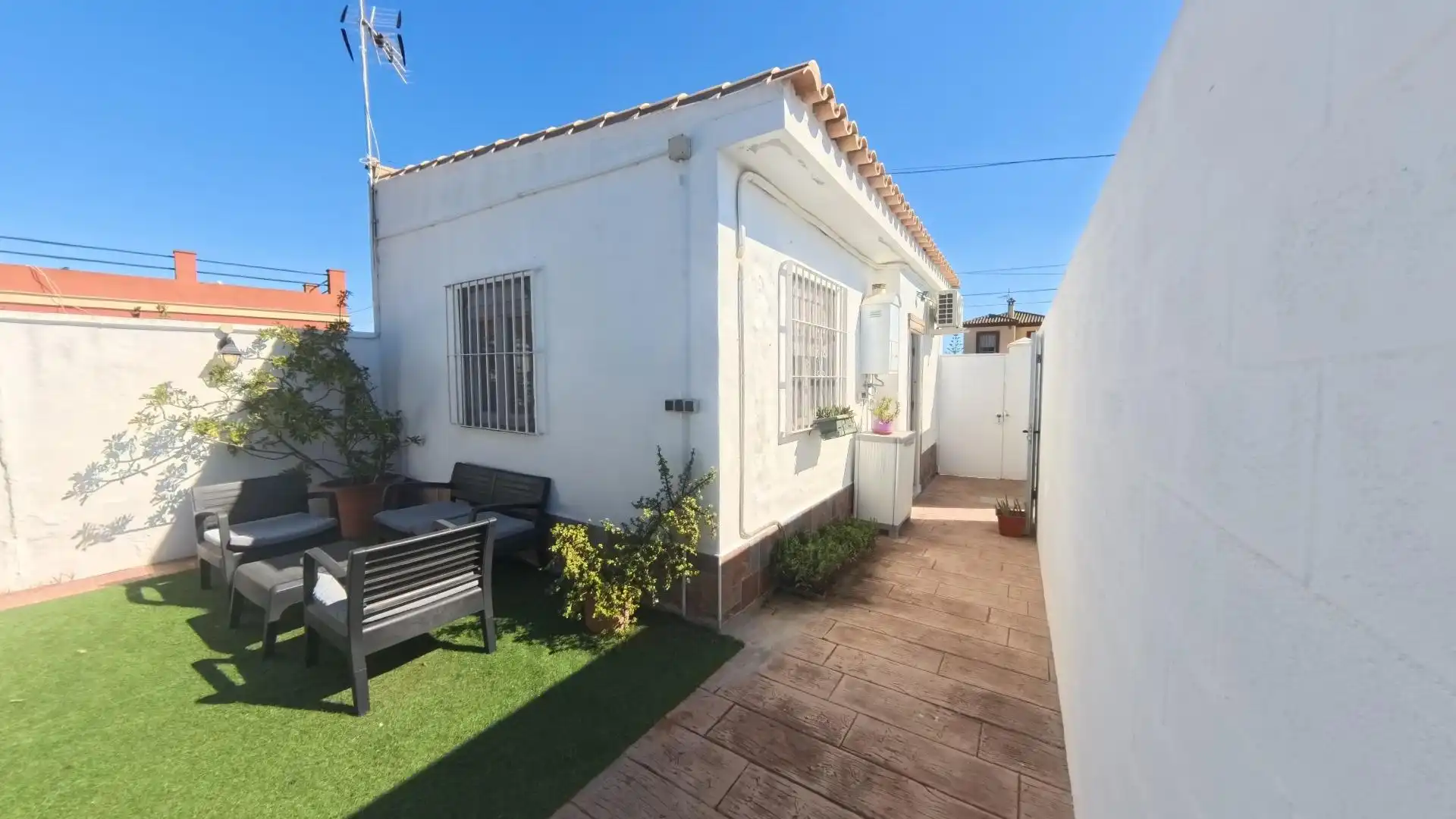 Vista exterior de Casa o xalet en venda en El Puerto de Santa María amb Aire condicionat, Jardí privat i Traster