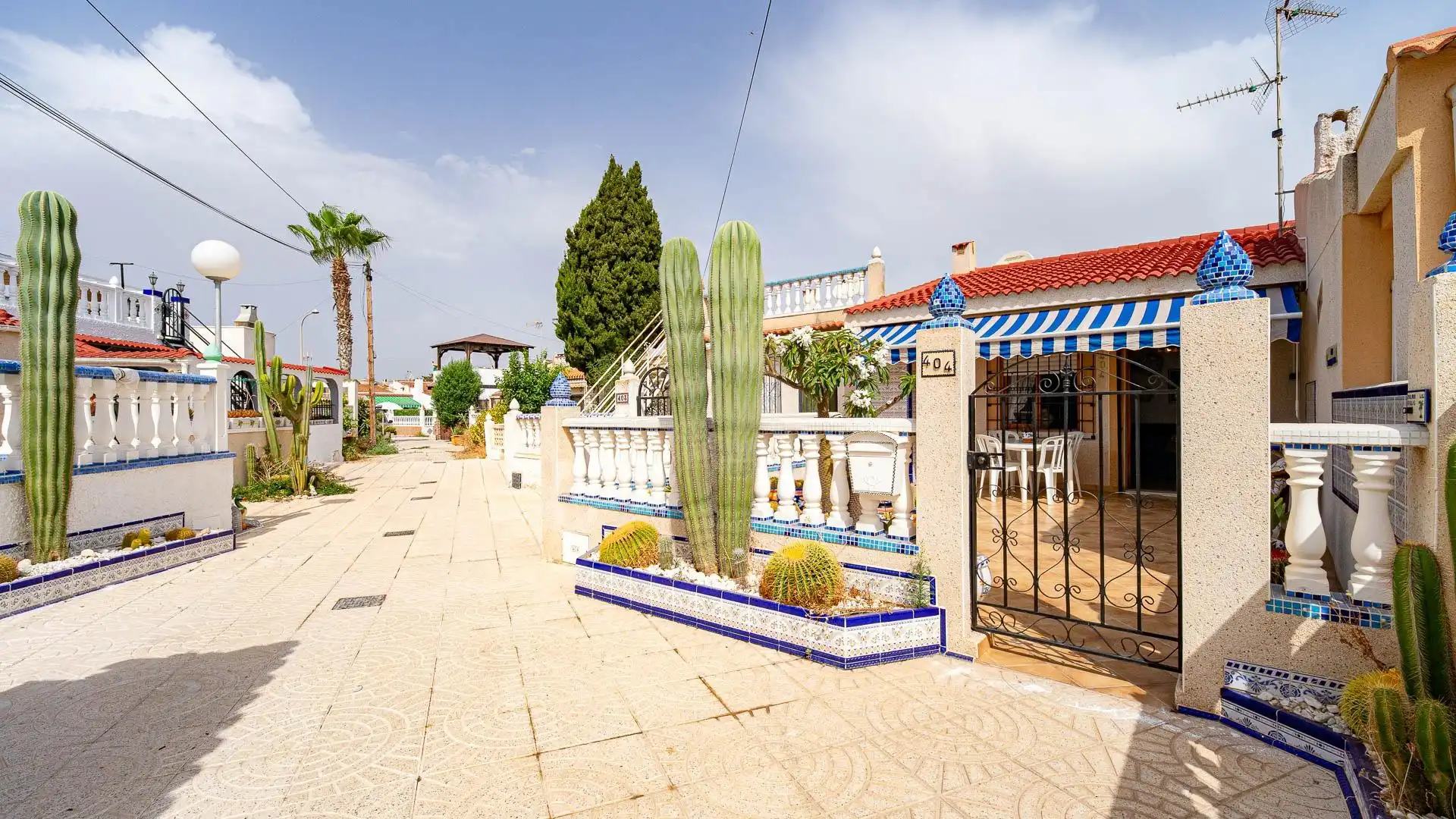 Vista exterior de Casa adosada en venta en Torrevieja con Aire acondicionado, Terraza y Amueblado