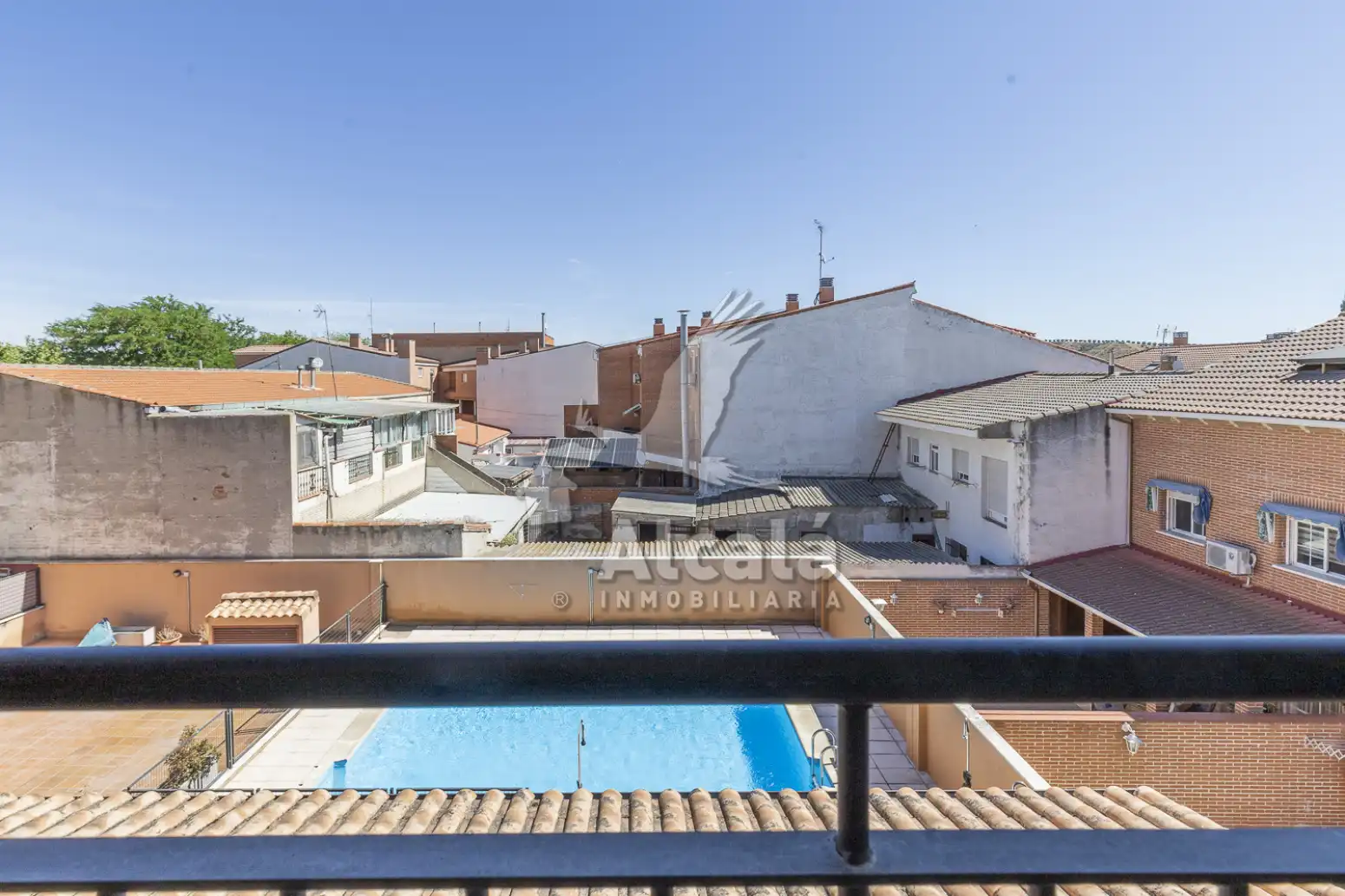 Außenansicht von Wohnung zum Verkauf in Camarma de Esteruelas mit Heizung, Balkon und Gemeinschaftspool