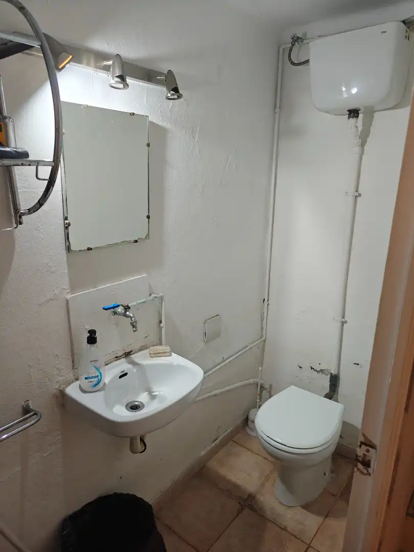 Badezimmer von Geschaftsraum zum Verkauf in Barcelona mit Klimaanlage und Heizung