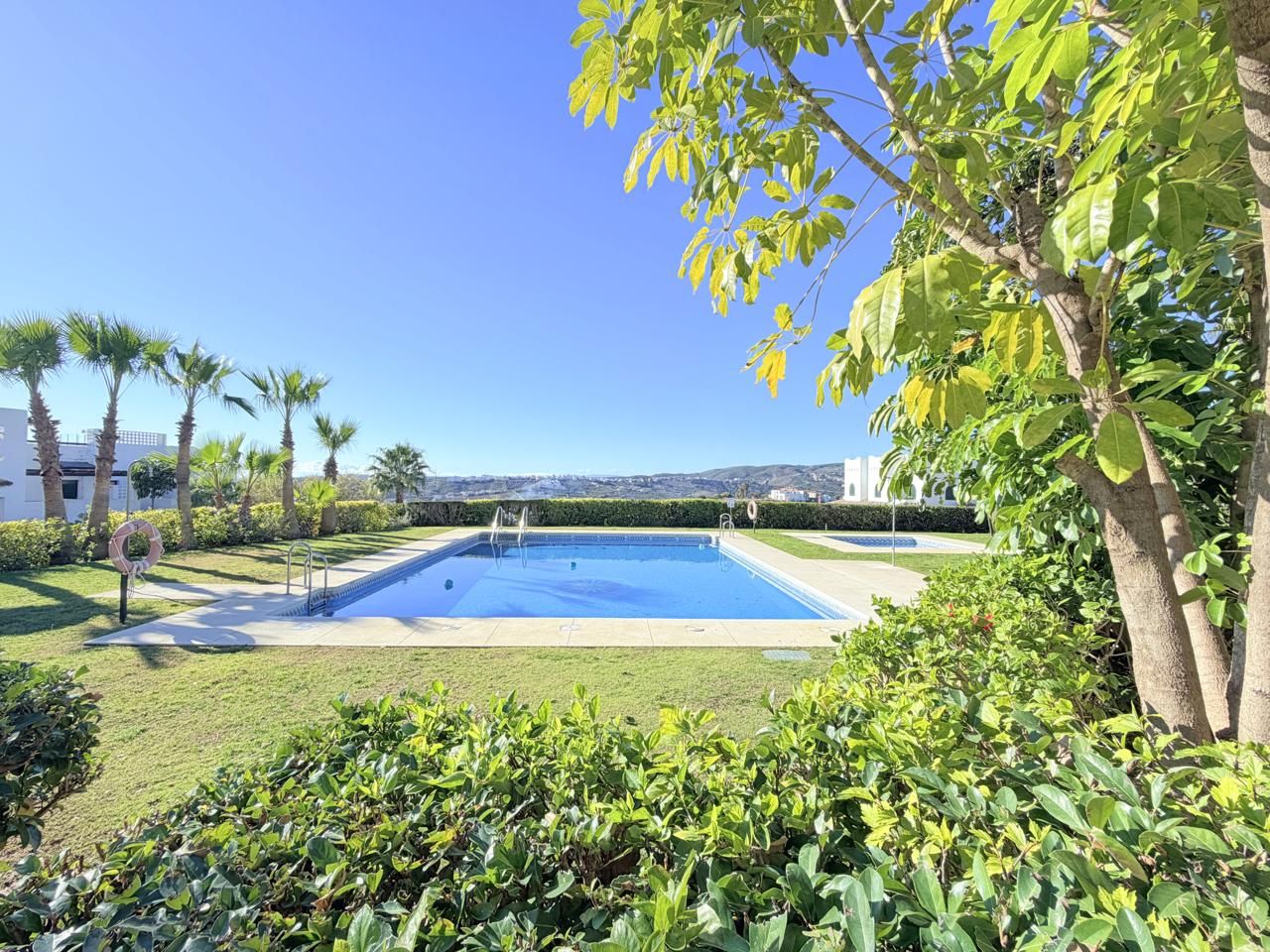 Piscina de Apartament en venda en Casares amb Aire condicionat, Calefacció i Terrassa