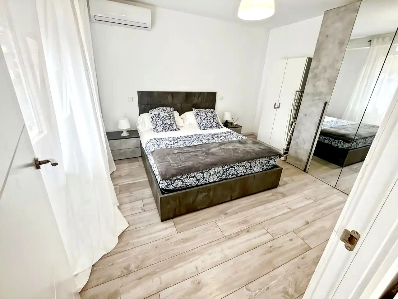 Dormitori de Apartament en venda en Alcobendas amb Aire condicionat i Moblat