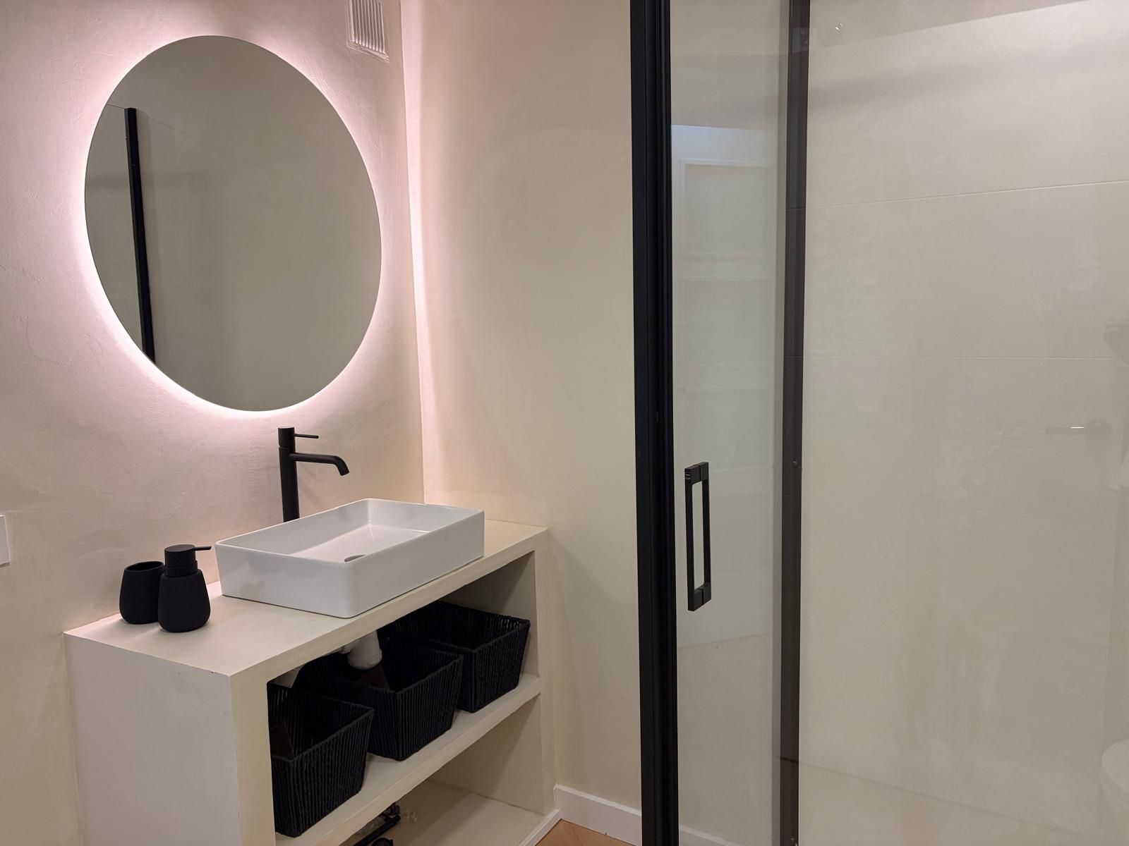Bathroom of Flat for sale in Girona Capital  with Air Conditioner, Parquet flooring and Furnished