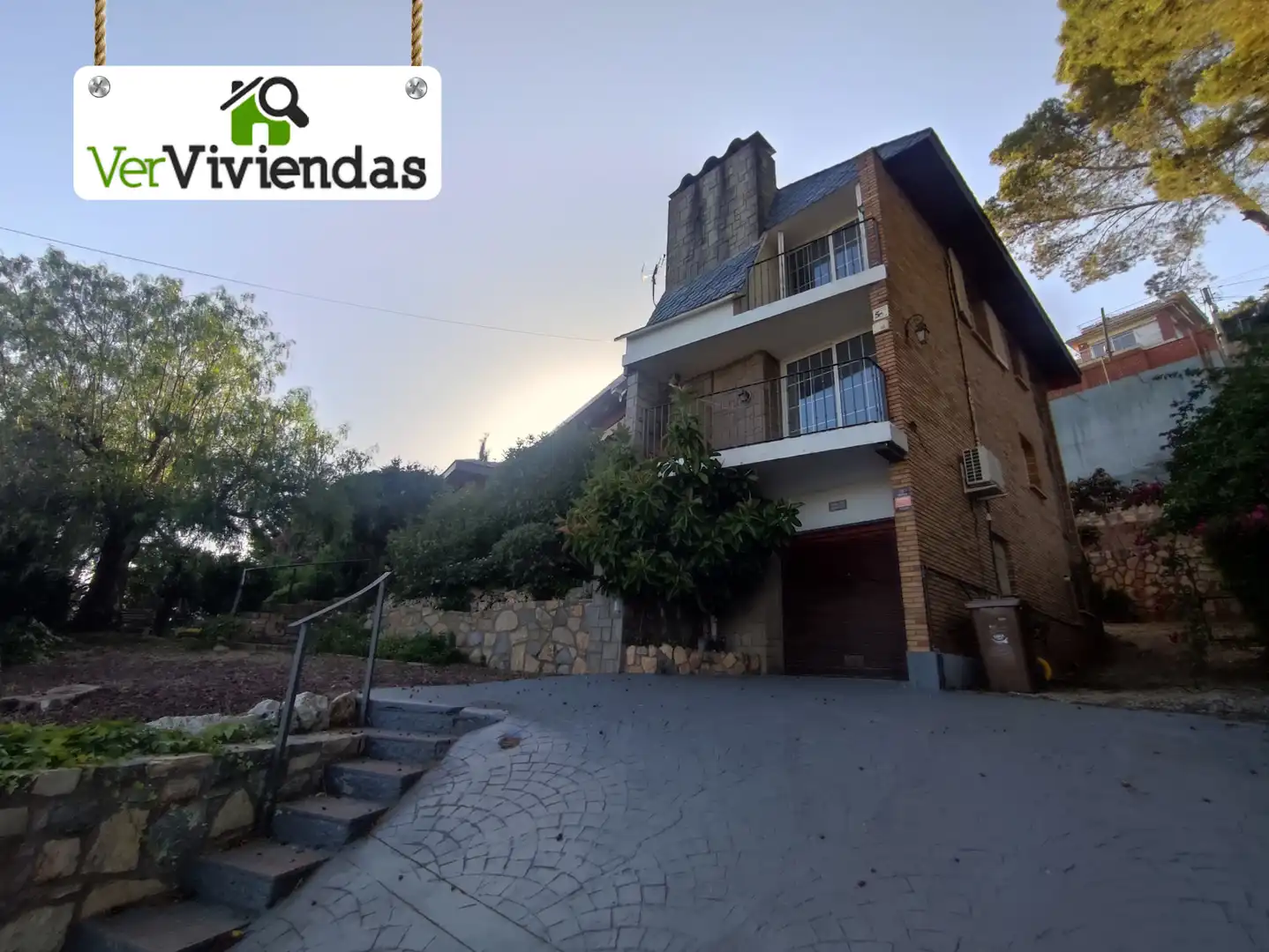 Vista exterior de Casa o xalet en venda en Pallejà amb Aire condicionat, Calefacció i Jardí privat