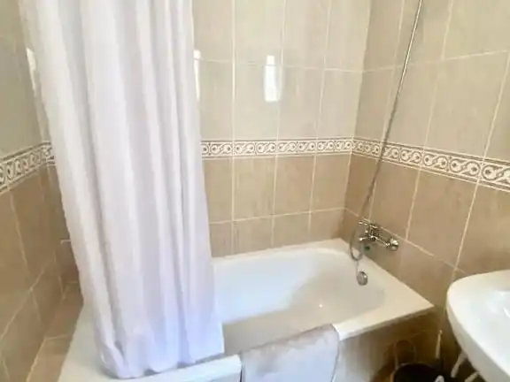 Bany de Casa adosada de lloguer en Santa Pola amb Aire condicionat, Terrassa i Balcó