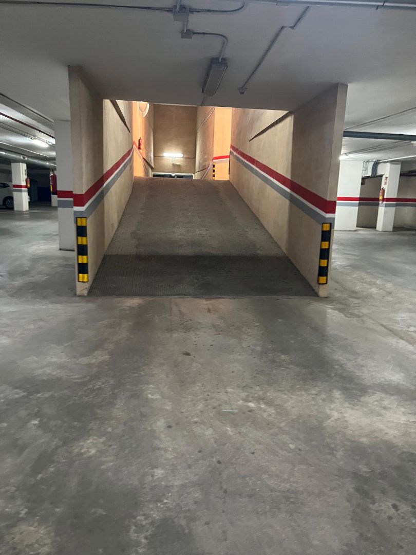 Parking de Garaje en venta en  Almería Capital con Alarma
