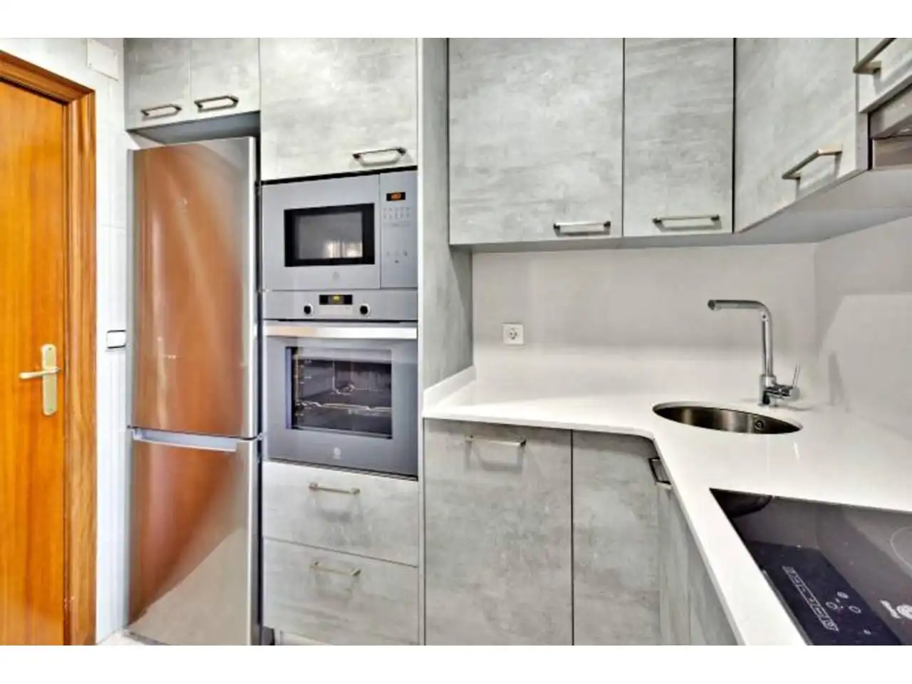 Cuina de Apartament en venda en L'Hospitalet de Llobregat amb Aire condicionat, Calefacció i Moblat