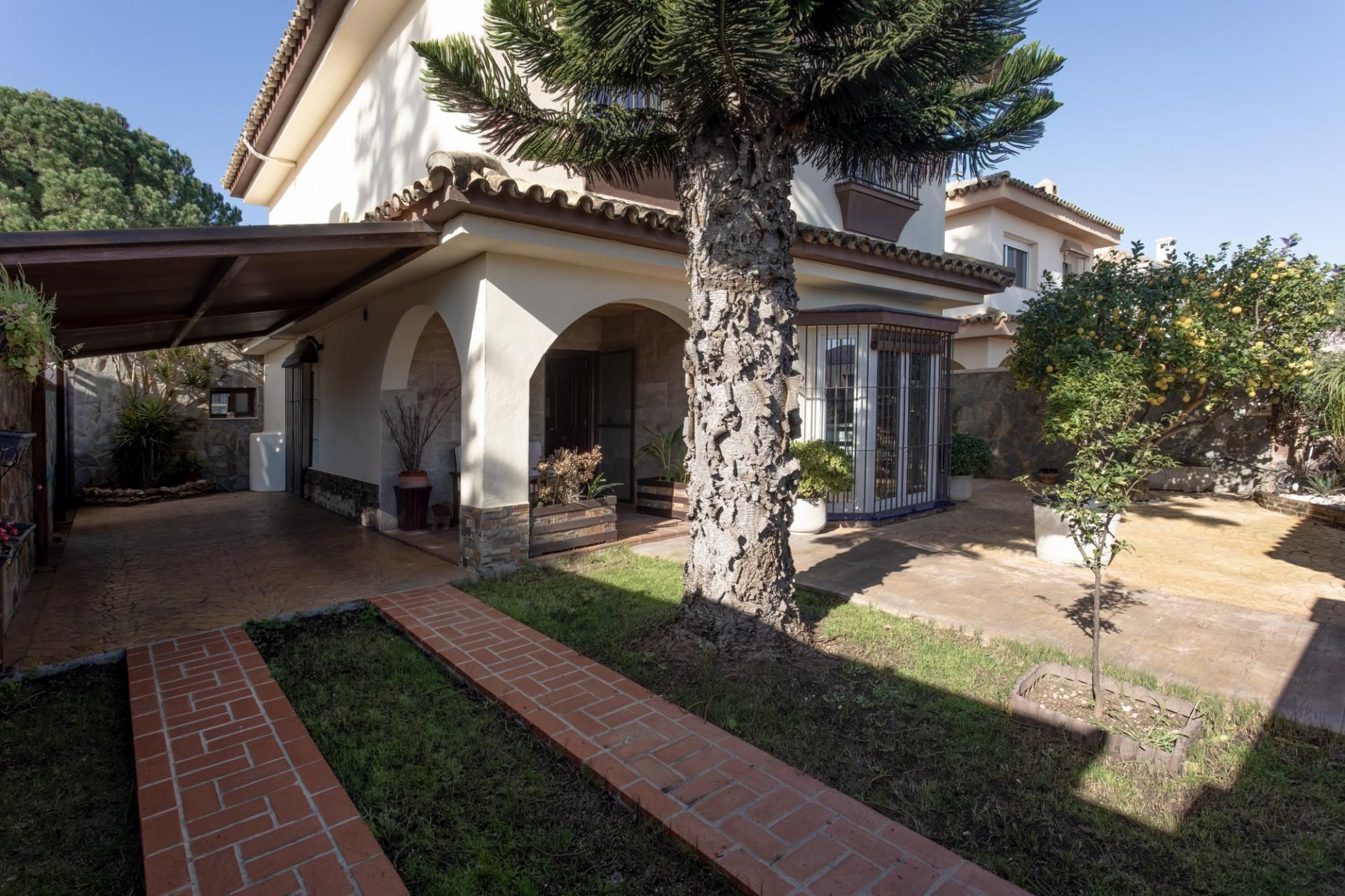 Jardí de Casa o xalet en venda en Chiclana de la Frontera amb Aire condicionat, Jardí privat i Terrassa