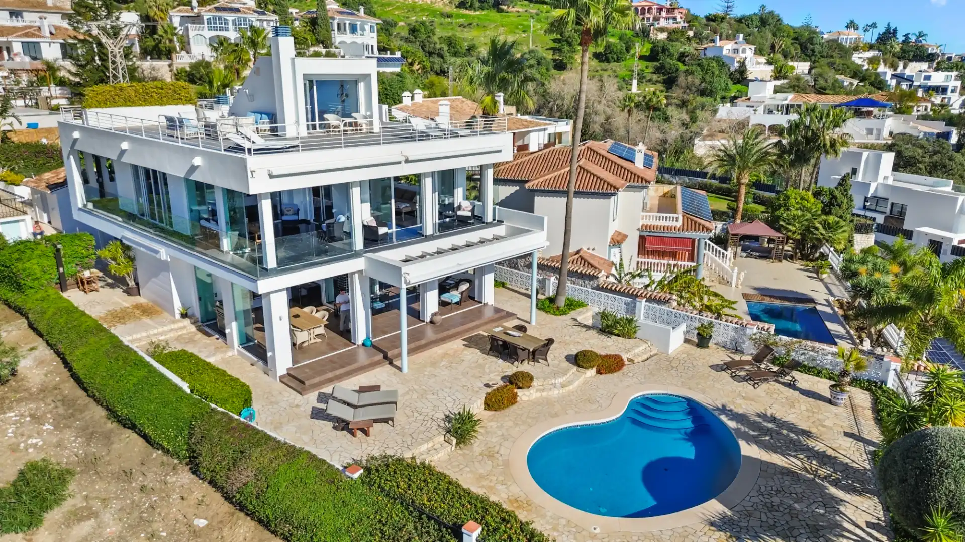 Vista exterior de Casa o xalet en venda en Benalmádena amb Aire condicionat, Calefacció i Jardí privat