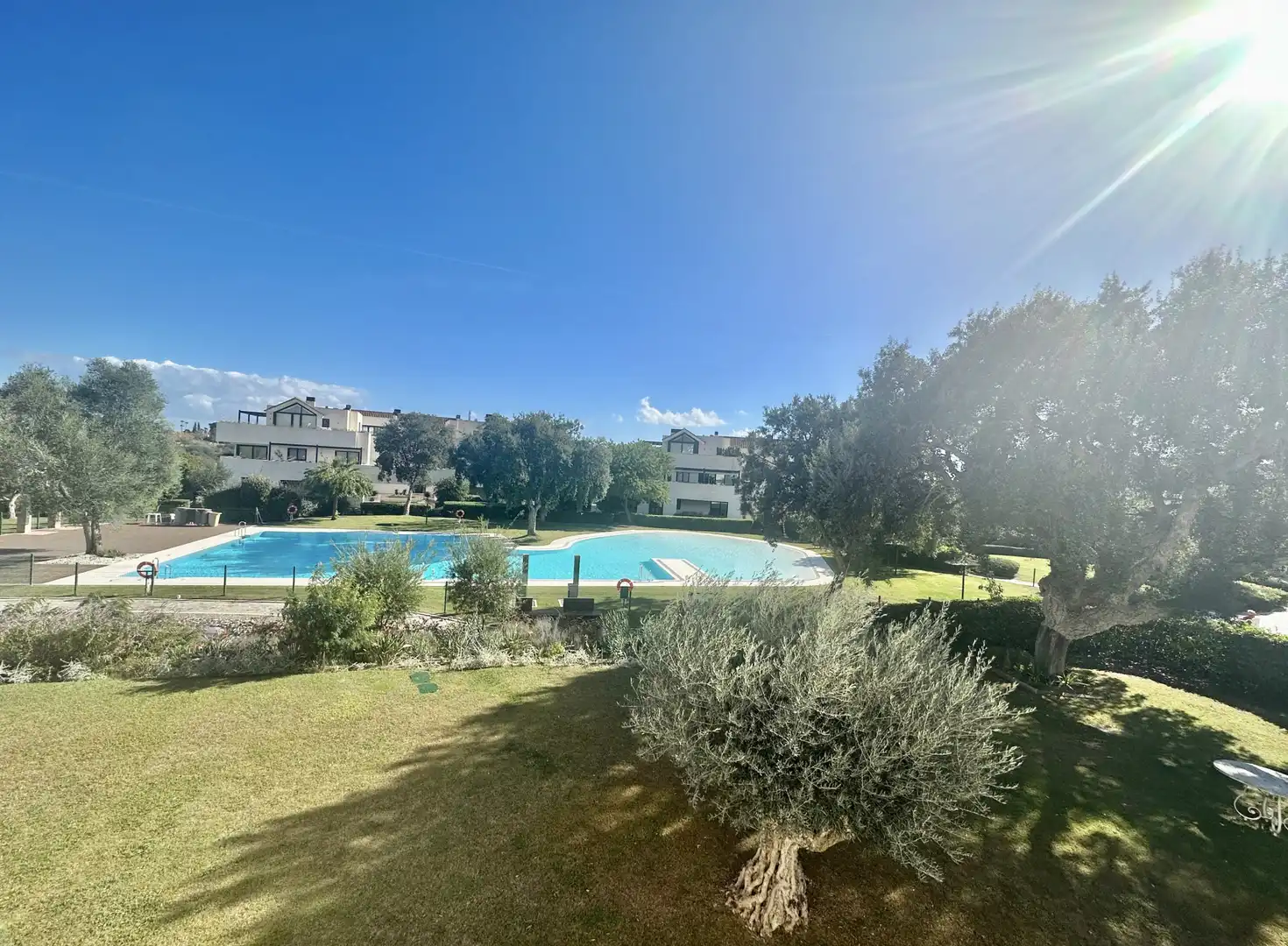 Schwimmbecken von Maisonette zum Verkauf in Sotogrande mit Klimaanlage, Privatgarten und Terrasse