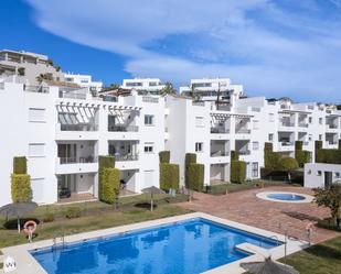 Vista exterior de Apartament en venda en Benahavís amb Aire condicionat i Terrassa