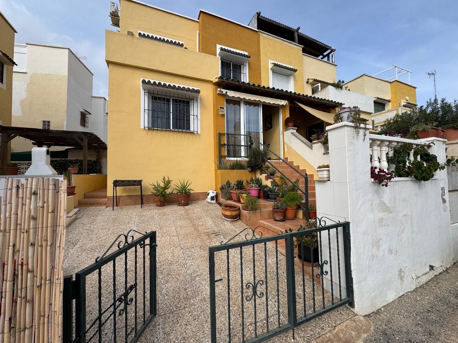 Vista exterior de Casa adosada en venda en Orihuela amb Aire condicionat, Calefacció i Jardí privat