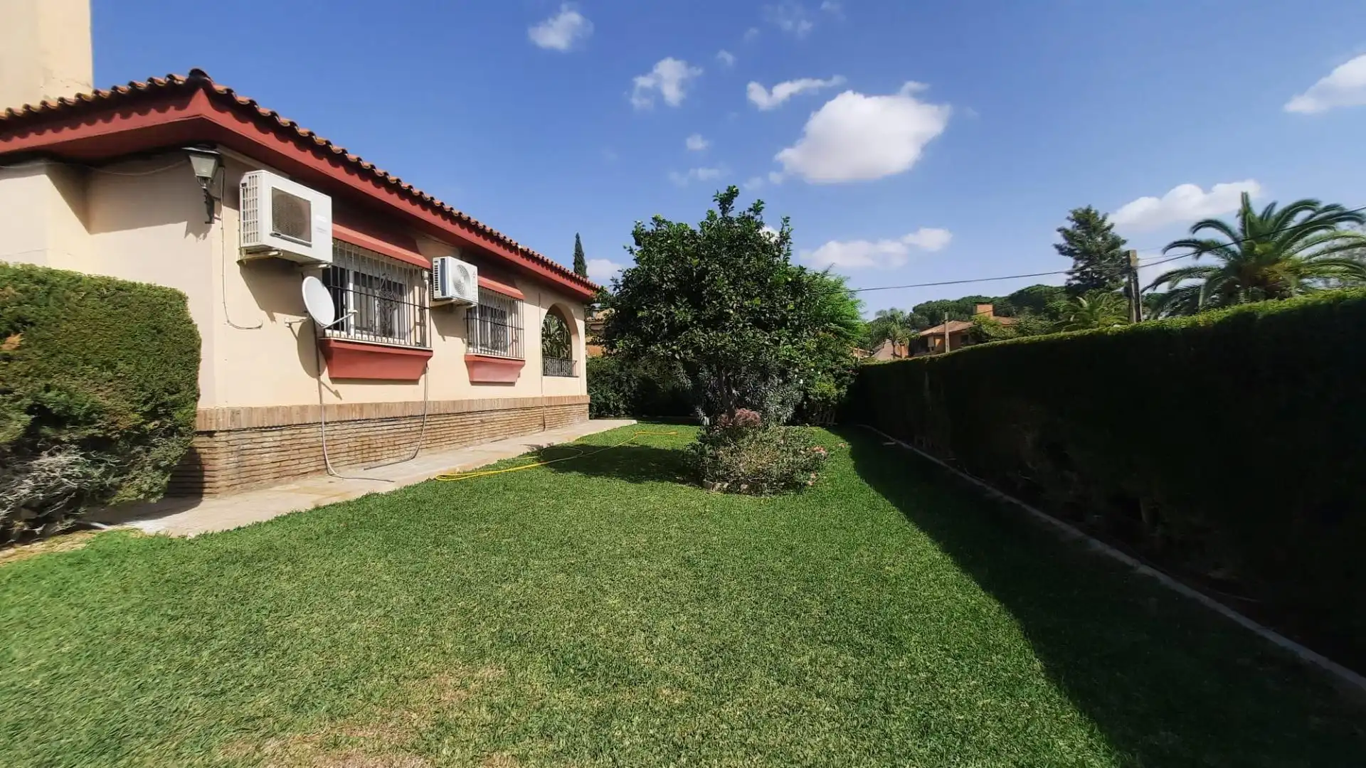Chalet con piscina en venta en Carmona