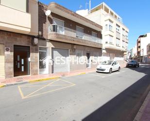 Vista exterior de Casa o xalet en venda en Guardamar del Segura amb Aire condicionat, Terrassa i Traster