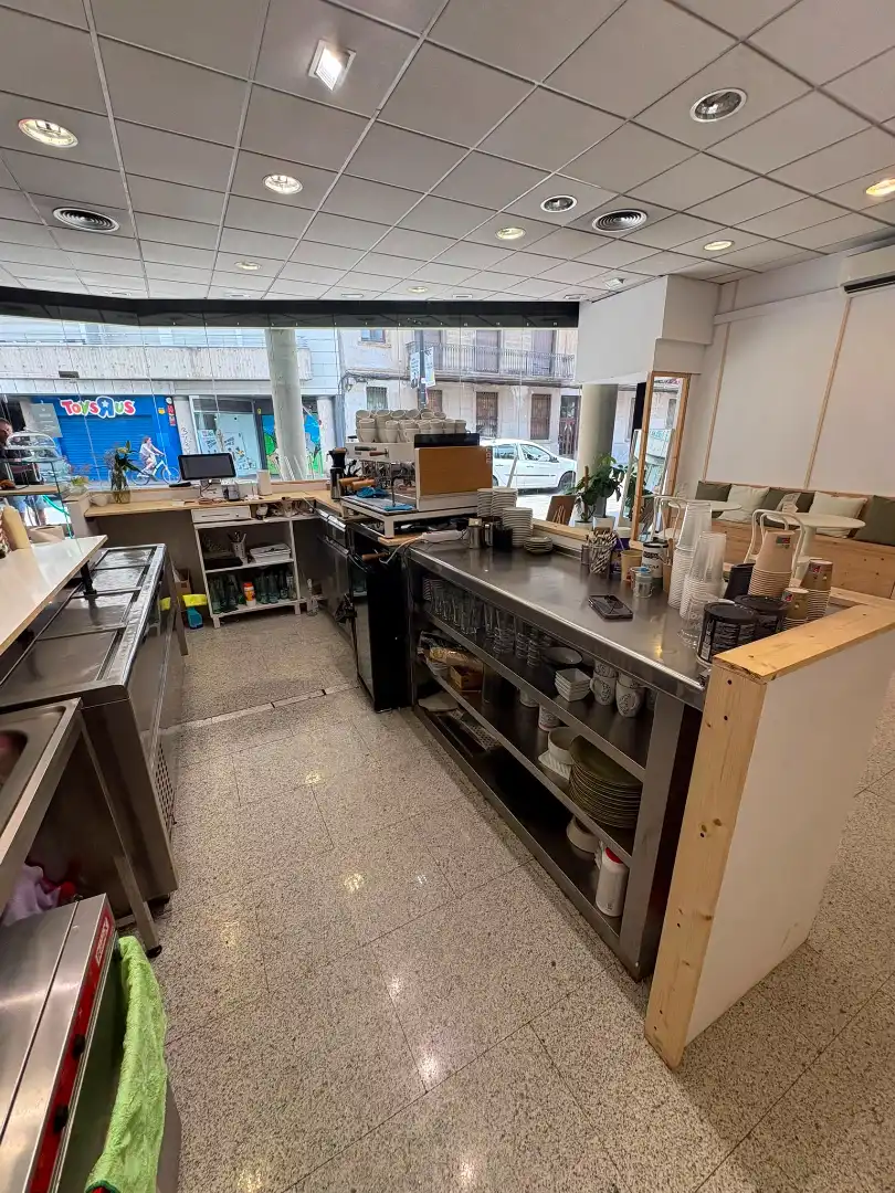 Cuina de Local en traspas en Girona amb Aire condicionat, Calefacció i Moblat