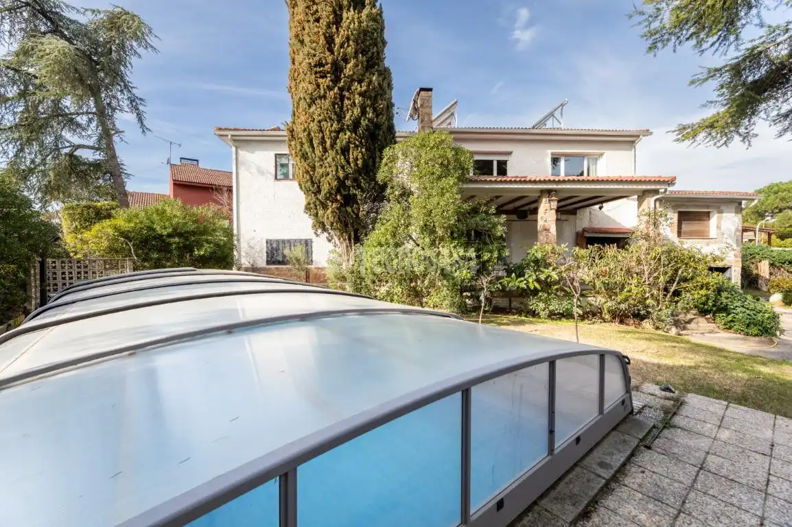 Vista exterior de Casa o chalet en venta en Las Rozas de Madrid con Jardín privado y Piscina