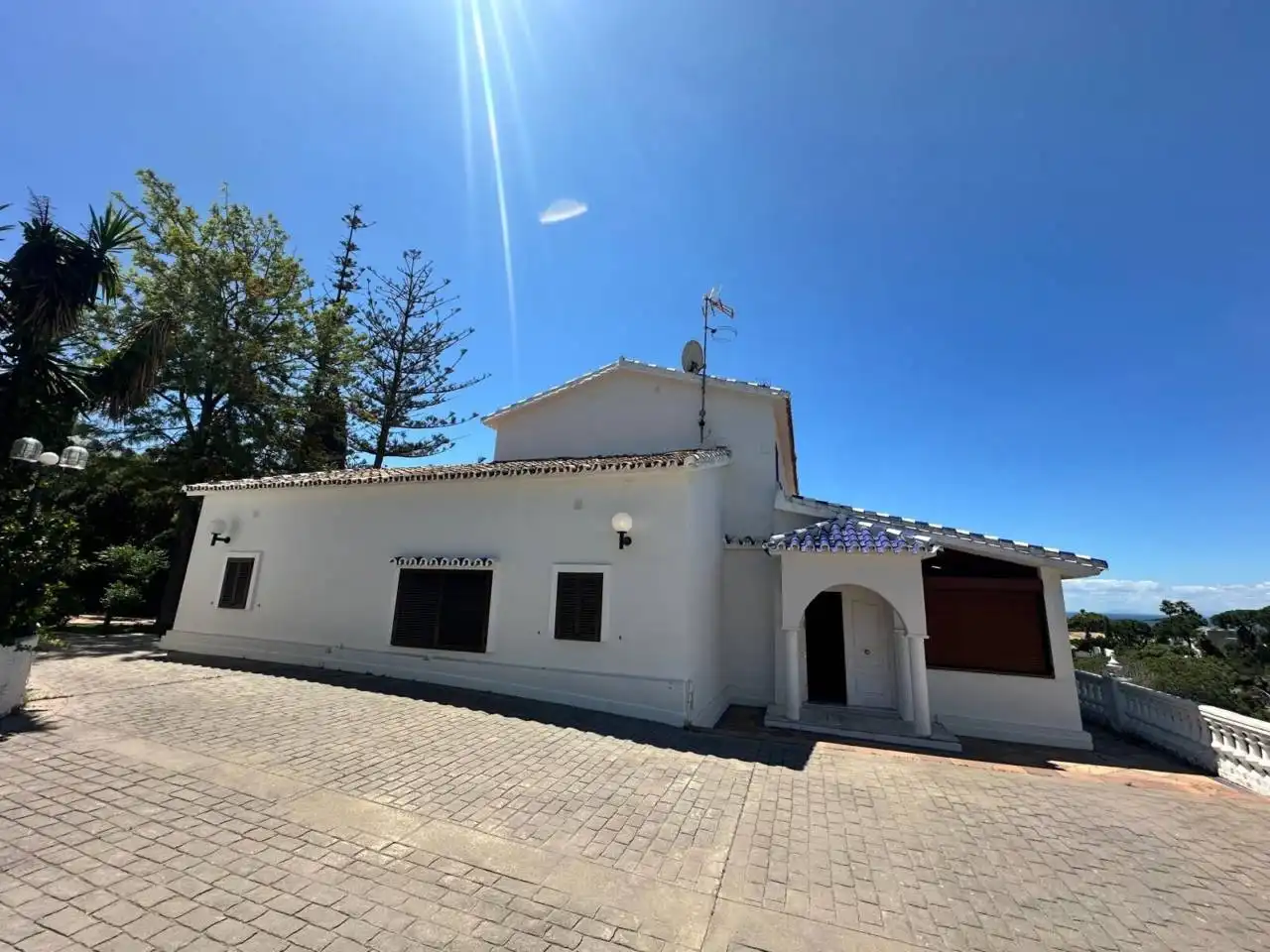 Vista exterior de Casa o xalet de lloguer en Marbella amb Jardí privat, Terrassa i Piscina