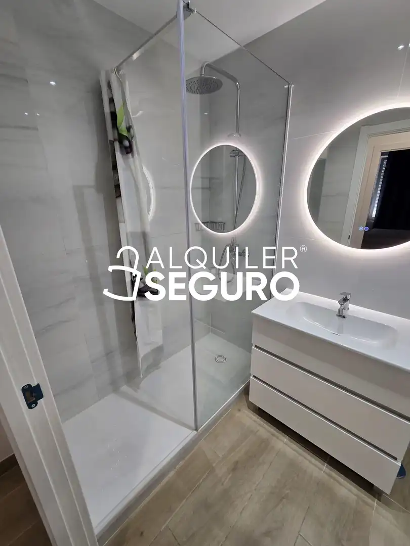 Badezimmer von Wohnung zur Miete in Coslada mit Klimaanlage, Heizung und Möbliert