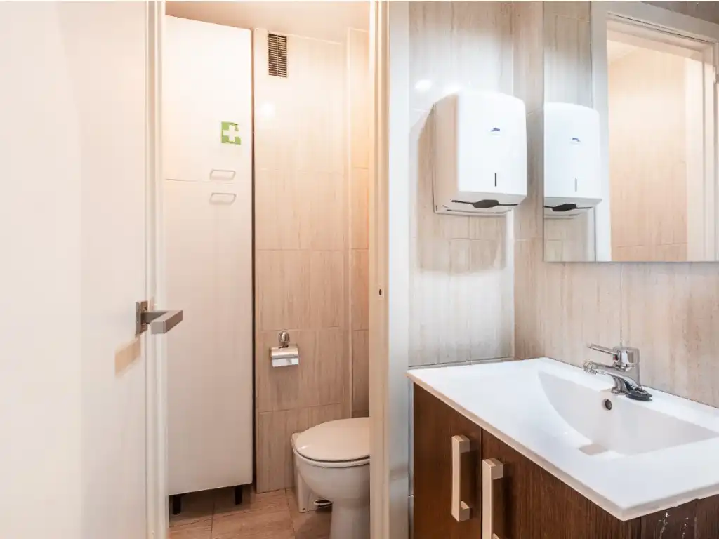 Badezimmer von Büro zur Miete in Madrid