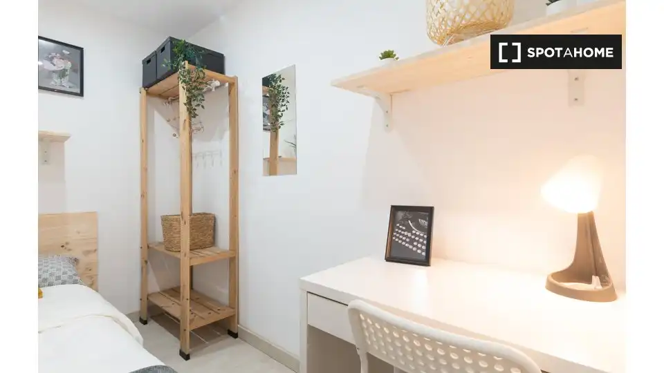 Room in Sant Pere, Sta. Caterina i la Ribera