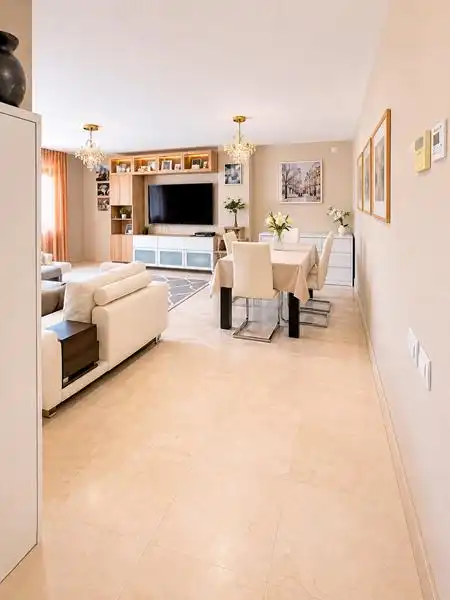 Wohnzimmer von Wohnung zum Verkauf in Manilva mit Klimaanlage, Heizung und Privatgarten