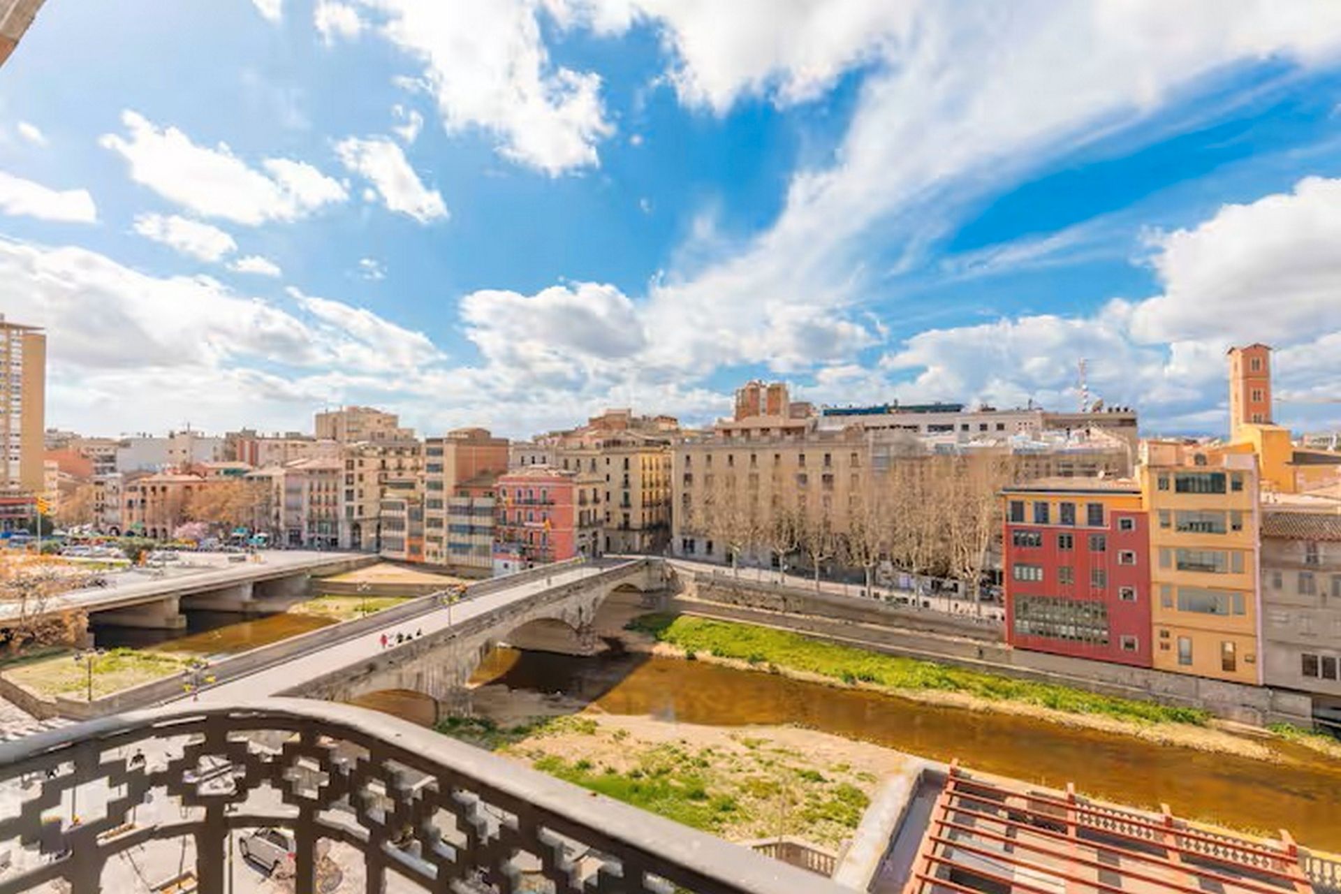 Exterior view of Flat to rent in Girona Capital  with Air Conditioner, Heating and Furnished