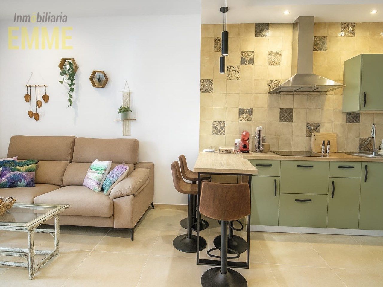 Sala d'estar de Pis en venda en Ronda amb Moblat