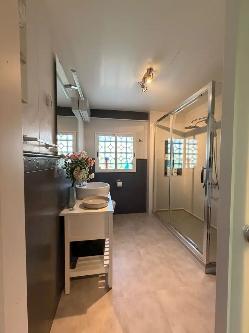 Badezimmer von Wohnungen zum Verkauf in Elche / Elx mit Klimaanlage, Heizung und Terrasse