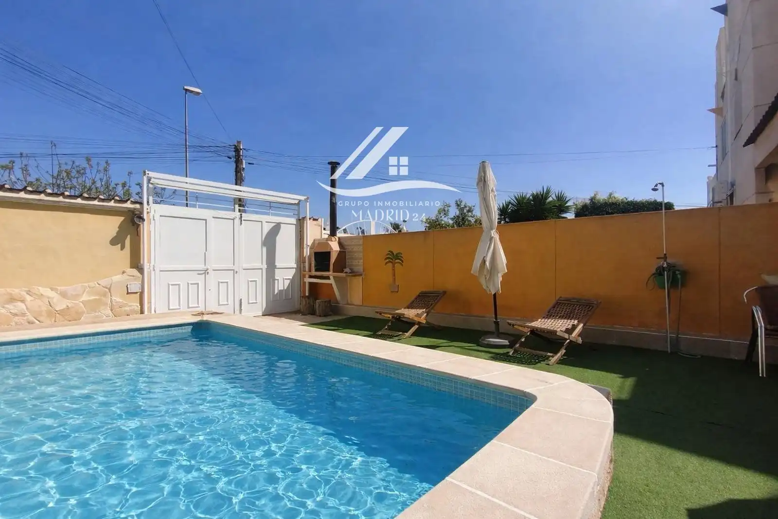 Piscina de Casa adosada en venda en Torrevieja